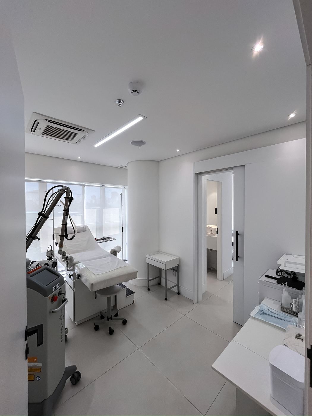 Sala de procedimentos da Casa Moreira com laser de CO₂