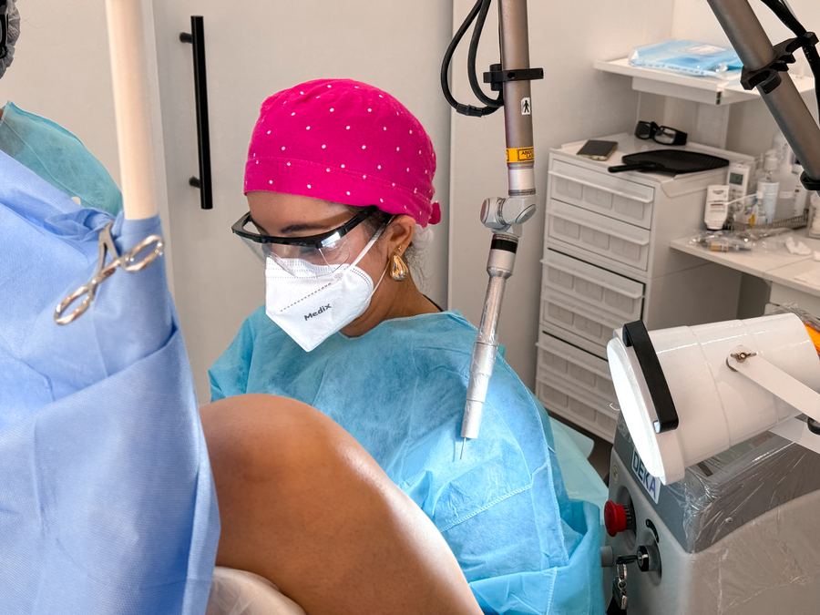 Dra. Juliana Moreira em cirurgia íntima com laser de CO₂ na sala cirúrgica da Casa Moreira