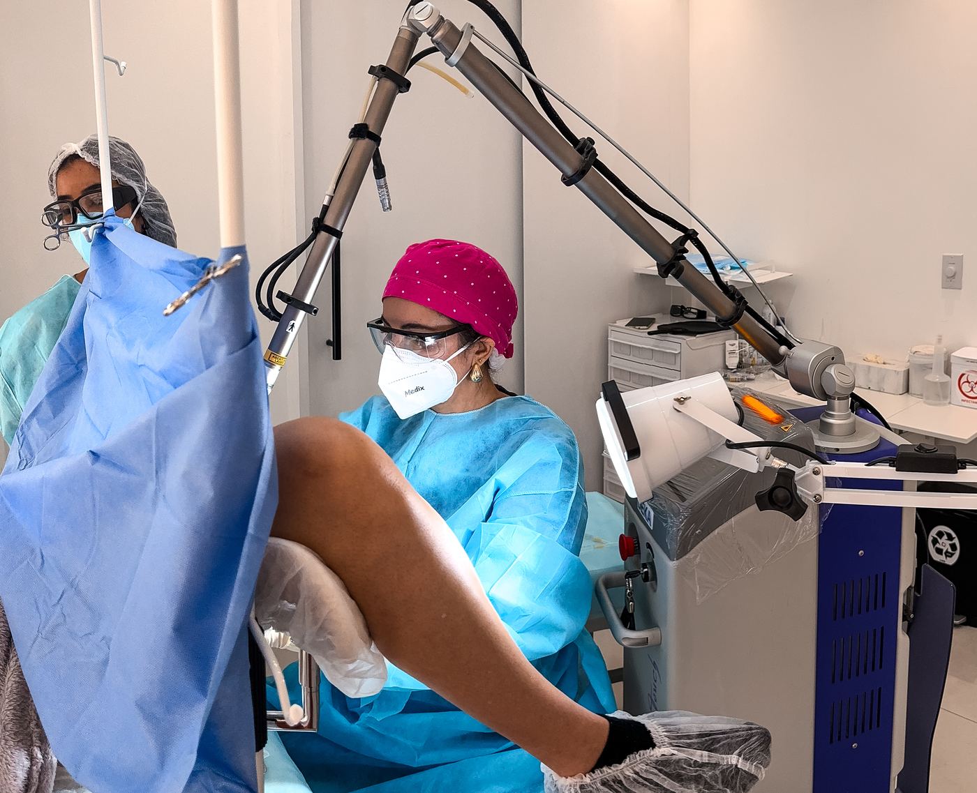 Sala cirúrgica dedicada da Casa Moreira: Dra. Juliana Moreira realiza cirurgia íntima com laser de CO₂