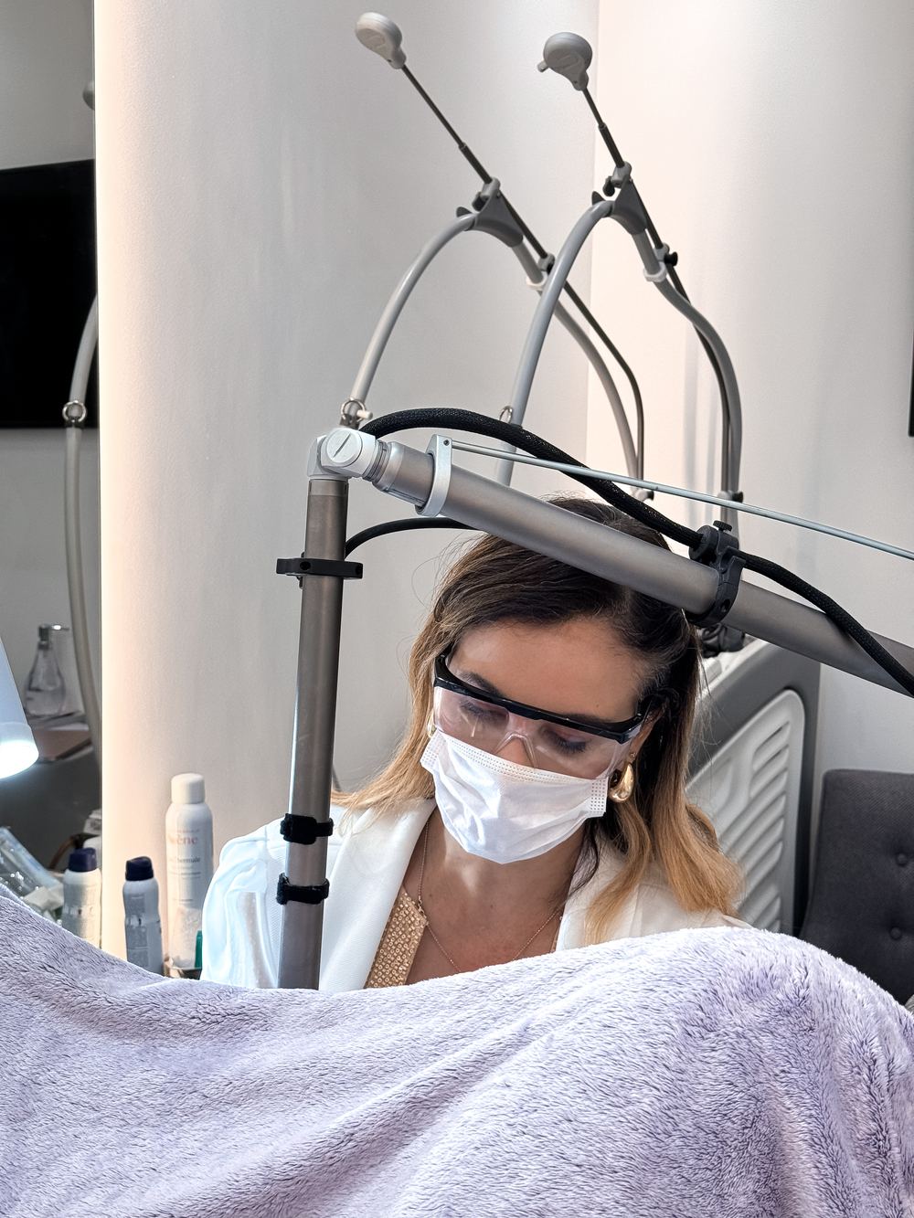 Dra. Juliana Moreira com o laser de CO₂ MonaLisa Touch na Casa Moreira