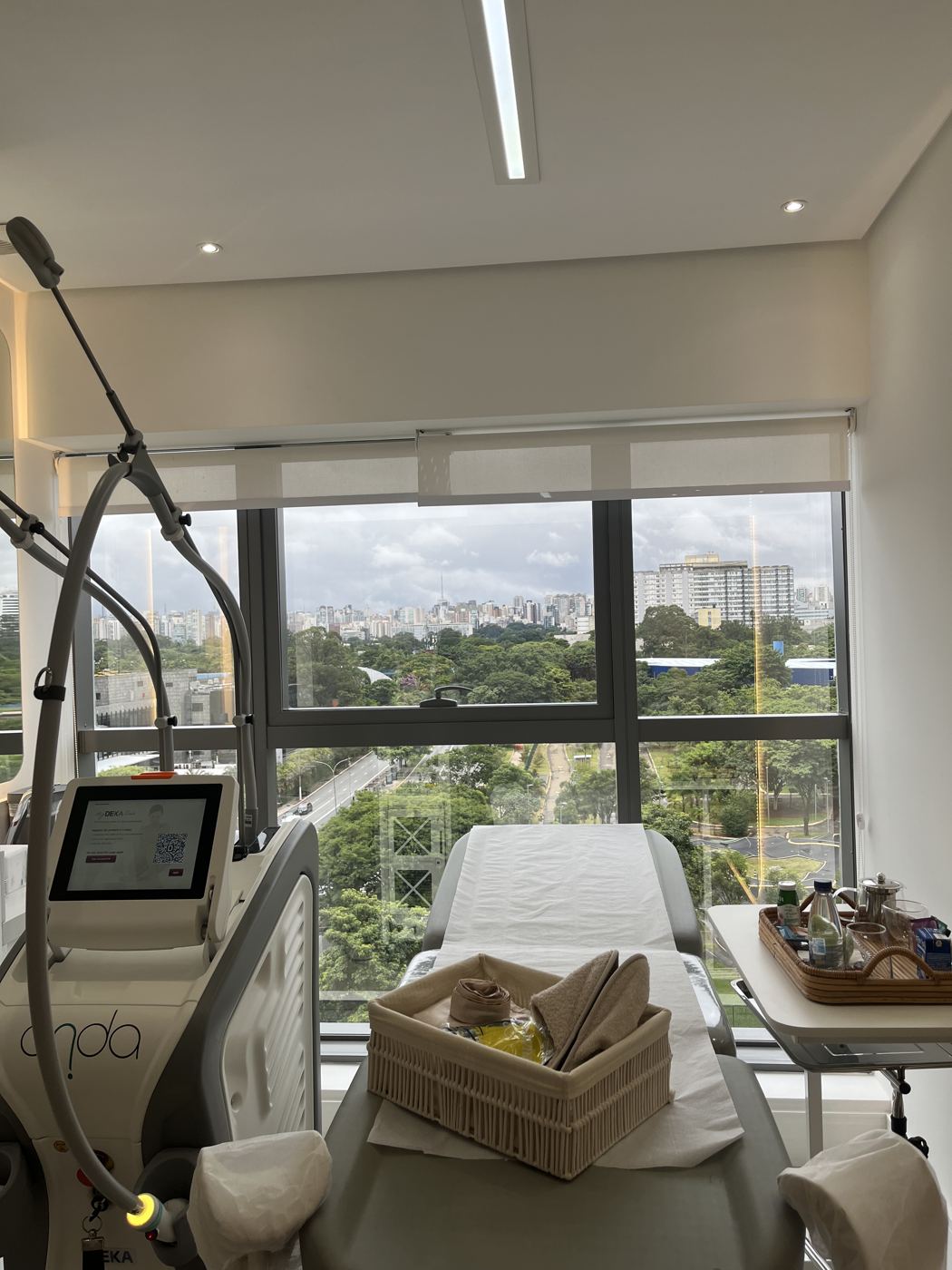 Sala de estética corporal da Casa Moreira com equipamento Onda CoolWaves®